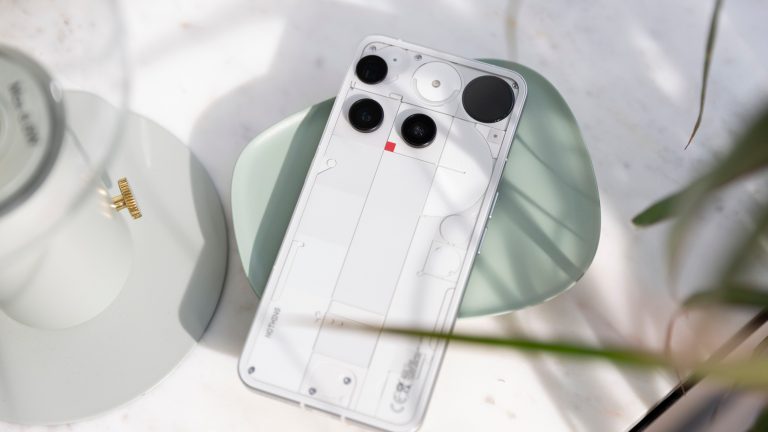Nothing Phone (3) ausprobiert, Ist das ein Flaggschiff? Gesamtansicht der Rückseite von einem Nothing Phone (3), das auf einer grünen Schale liegt.