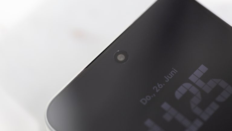 Nothing Phone (3) ausprobiert, Ist das ein Flaggschiff? Detailansicht der Punchhole-Kamera bei einem Nothing Phone (3).