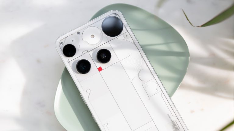 Das Nothing Phone (3) liegt mit der Rückseite nach oben auf einer grünen Schale.