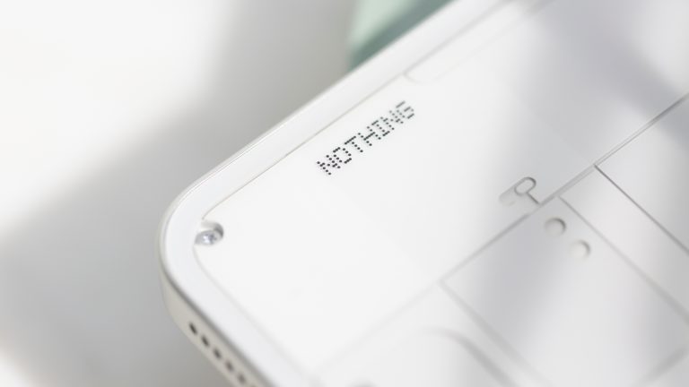 Nothing Phone (3) ausprobiert, Ist das ein Flaggschiff? Detailansicht des Nothing-Schriftzugs bei einem Nothing Phone (3).