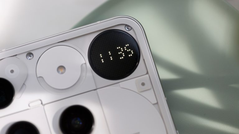 Nothing Phone (3) ausprobiert, Ist das ein Flaggschiff? Anzeige der Uhrzeit auf der Glyph-Matrix bei einem Nothing Phone (3).