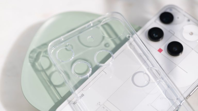 Nothing Phone (3) ausprobiert, Ist das ein Flaggschiff? Das Nothing Phone (3) mit passender Hülle, die auf dem Smartphone liegt.