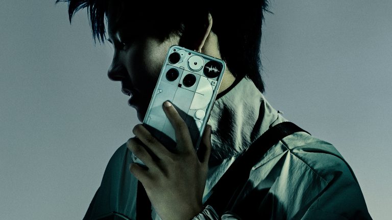 Eine Person hält ein Nothing Phone (3) an ihr Ohr, auf dessen Rückseite die Glyph-Matrix aktiviert ist.
