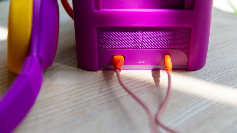 Urlaub mit Kindern, 12 Gadgets für die Kleinen Es ist Rückseite der Tigerbox zu sehen. Sie verfügt über zwei Anschlussmöglichkeiten sowie einen Reset-Knopf.