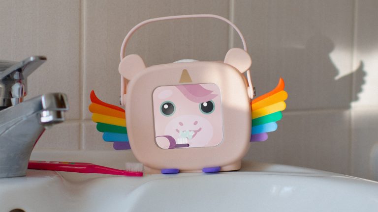 Tigerbox Mini, Süße Musikboxen kommen im September Eine Tigerbox Mini steht auf einem Waschbecken und zeigt eine Zähneputz-Animation auf dem Display an.