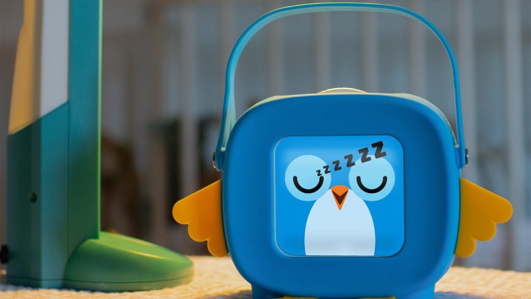 Tigerbox Mini, Süße Musikboxen kommen im September Eine Tigerbox Mini steht in einem Kinderzimmer und zeigt eine Schlaf-Animation auf dem Display an.