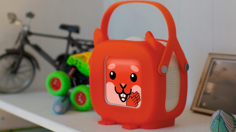 Tigerbox Mini, Süße Musikboxen kommen im September Eine Tigerbox zeigt auf dem Display ein klatschendes Eichhörnchen an.