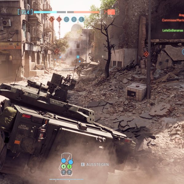 Screenshot von einem Panzer, der durch die Map Belagerung von Kairo in Battlefield 6 fährt.