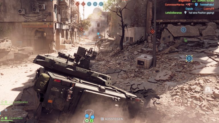 Screenshot von einem Panzer, der durch die Map Belagerung von Kairo in Battlefield 6 fährt.