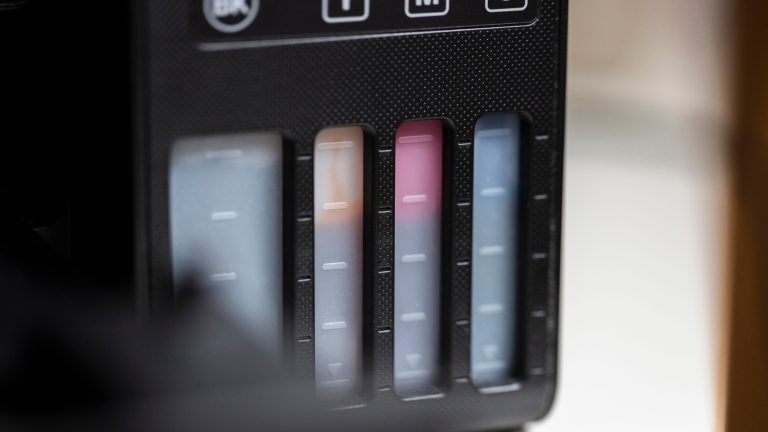 Epson Ecotank, Das können die verschiedenen Modelle Nahaufnahme der Tintentanks mit den Farben Schwarz, Gelb, Magenta und Cyan eines Epson EcoTank Druckers.