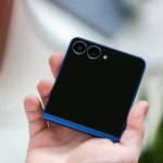 Das Galaxy Flip7 liegt zusammengeklappt in der rechten Hand einer Person.