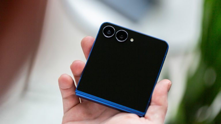 Galaxy-Flip7-33 Das Galaxy Flip7 liegt zusammengeklappt in der rechten Hand einer Person.