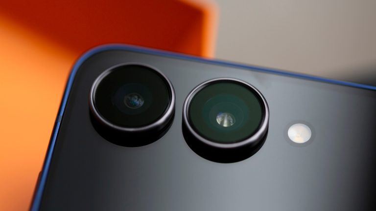 Galaxy-Flip7-6 Detailansicht der Kameras bei einem Samsung Galaxy Z Flip7.