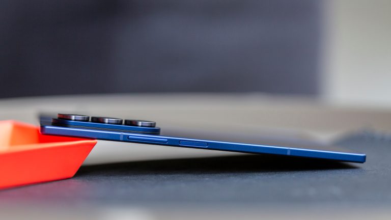 Galaxy-Fold7-27 Seitenansicht eines aufgeklappten Samsung Galaxy Z Fold7.