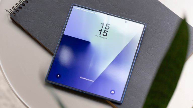 Ein aufgeklapptes Galaxy Z Fold7 von Samsung liegt auf einem Notizblock.