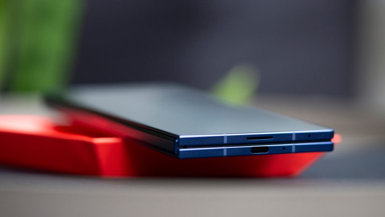 Galaxy-Fold7-88 Ein Galaxy Z Fold7 liegt zugeklappt auf einer roten Schale.
