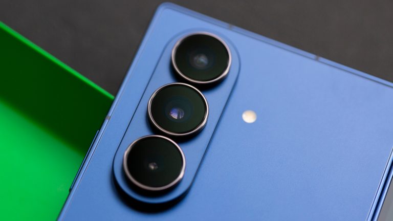 Galaxy-Fold7-9 Detailansicht des Kamerasystems bei einem Samsung Galaxy Z Fold7.