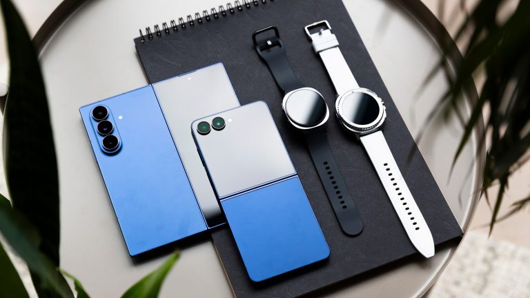 Samsung-Fold7-Flip7-Watch8 Bild von einem Galaxy Z Fold7, Flip7, einer Watch8 und Watch8 Classic.