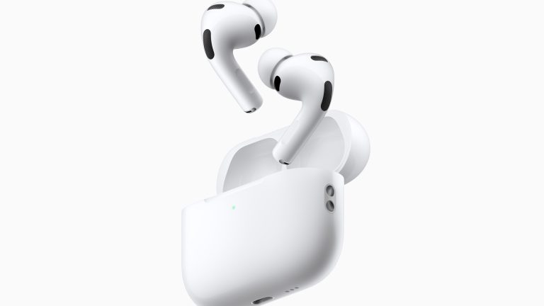 Freistehende AirPods Pro 3 (Stöpsel und Case) vor weißem Hintergrund.