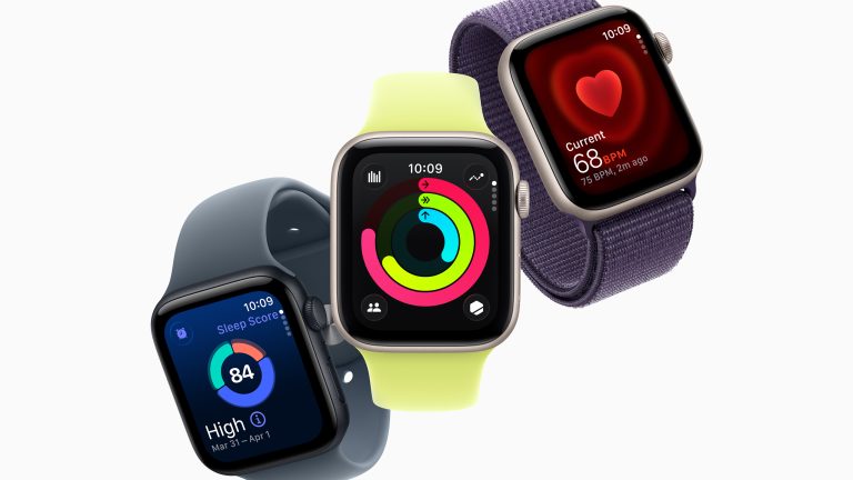 Freistehende Apple Watch SE (3.Gen.) in drei verschiedenen Farben vor weißem Hintergrund.