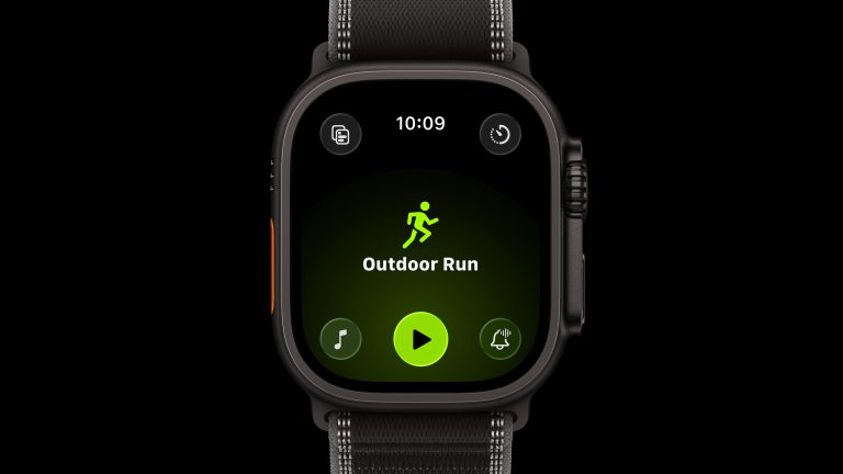 Freistehende Apple Watch Ultra 3 vor schwarzem Hintergrund mit geöffneter Trainings-App.