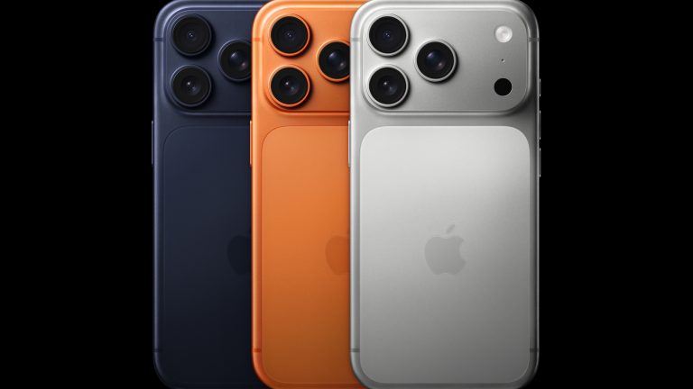 Das neue iPhone 17 Pro von links nach rechts in den Farben Tiefblau, Cosmic Orange und Silber. Abgebildet sind die Rückseiten der stehenden Geräte mit neuer Kameraufnahme.