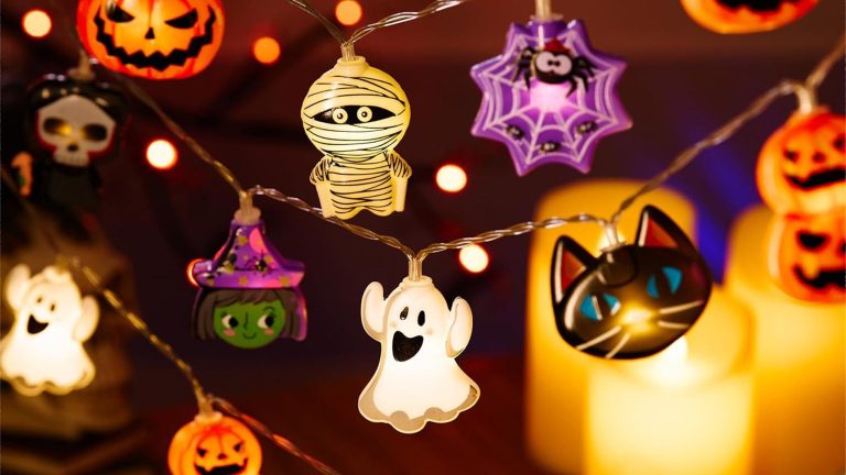 Halloween-Deko für Balkon und Garten, Elektrische Highlights für ein schauriges Ambiente Nahaufnahme einer LED-Lichterkette mit Kürbissen, Geistern, Fledermäusen und weiteren schaurigen Halloween-Figuren.