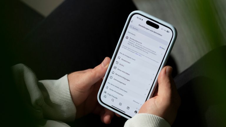 Instagram löschen oder deaktivieren, So entfernst oder pausierst du dein Konto Ein Smartphone in den Händen einer Person. Darauf die Einstellungsübersicht eines Instagram-Kontos.
