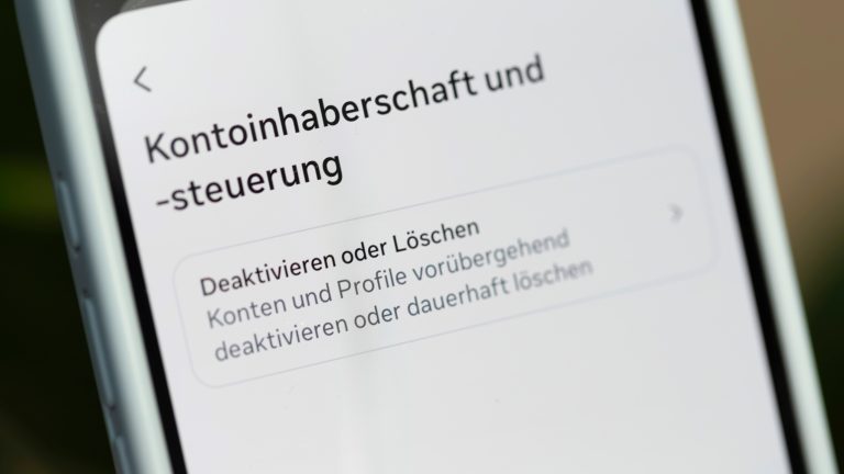 Instagram löschen oder deaktivieren, So entfernst oder pausierst du dein Konto Der Screen eines Smartphones in einer Nahaufnahme. Darauf der Absatz zu Kontoinhaberschaft und -steuerung.