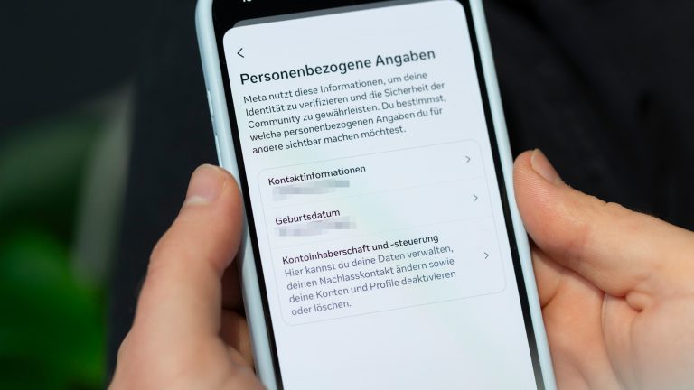 Instagram löschen oder deaktivieren, So entfernst oder pausierst du dein Konto Ein Smartphone in den Händen einer Person. Darauf die Übersicht “Personenbezogene Angaben” von Instagram.