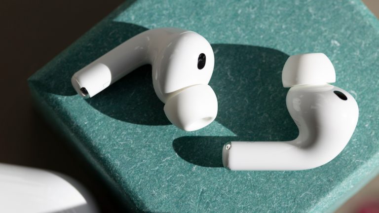 iPhone 17 Pro Max und AirPods Pro 3 im Test Die neuen AirPods Pro 3 kommen mit einer neuen Passform und nach innen gedrehten Ohreinsätzen für besseren Tragekomfort.