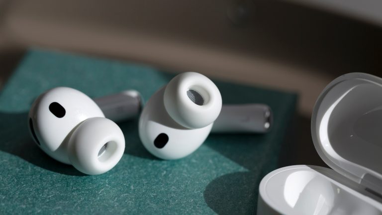 iPhone 17 Pro Max und AirPods Pro 3 im Test Die Ohreinsätze kommen jetzt in 5 Größen, damit sie für jedes Ohr anpassbar sind.