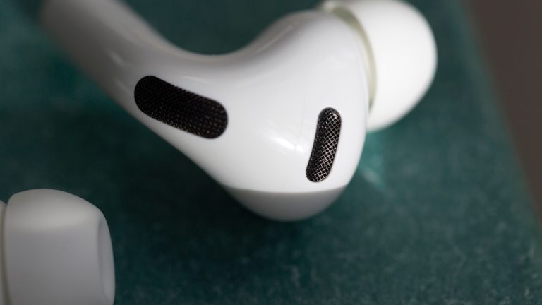 iPhone 17 Pro Max und AirPods Pro 3 im Test Mit Computational Audio entfernen die Mikrofone der neuen AirPods Pro 3 noch mehr Umgebungsgeräusche und sorgen für ein cleanes Audioerlebnis.