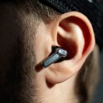 Nahaufnahme der Nothing Ear (3) im Ohr einer Person.