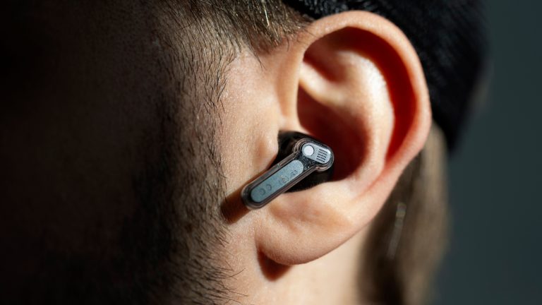 Nahaufnahme der Nothing Ear (3) im Ohr einer Person.