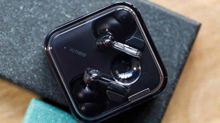 Nothing Ear (3), In-Ears mit neuem Super-Mic im Praxistest Blick auf die Nothing Ear (3), die in ihrem Case zum Aufladen liegen.