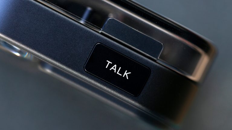 Nothing Ear (3), In-Ears mit neuem Super-Mic im Praxistest Nahaufnahme der TALK-Taste am Case der Nothing Ear (3).
