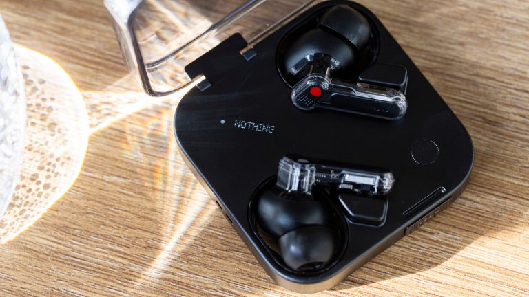 Nothing Ear (3), In-Ears mit neuem Super-Mic im Praxistest Die Nothing Ear (3) mit geöffnetem Case auf einem Tisch.