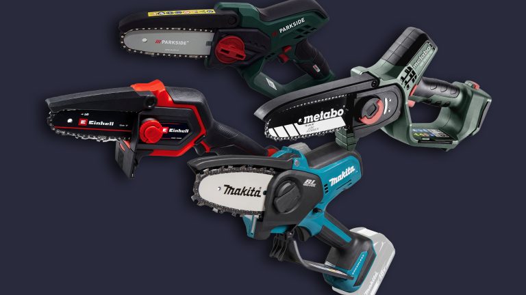 Freisteller von vier Akku-Kettensägen der Marken Parkside, Einhell, Metabo und Makita vor blauem Grund.