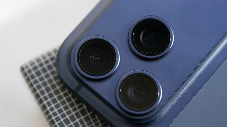 iPhone 17 Pro Max und AirPods Pro 3 im Test Die drei Kameras (Haupt-, Tele-, Ultraweitwinkel-) lösen mit jeweils 48 MP auf und sind durch den 56 % größeren Sensor nochmal lichtstärker geworden.