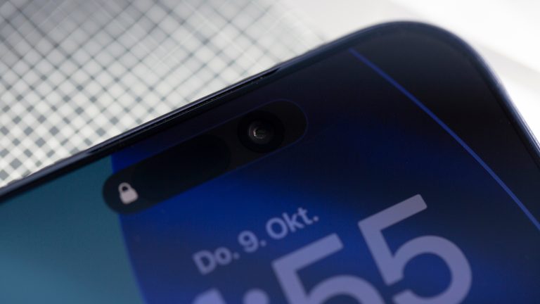 iPhone 17 Pro Max und AirPods Pro 3 im Test Mit dem Folgemodus und der Center Stage Aufnahme der 18 MP Frontkamera bist du immer im Fokus deiner Fotos oder Videos.