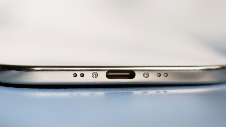 iPhone Air im Praxistest, Apple ist da was auf der Spur Detailansicht der Unterseite bei einem iPhone Air.