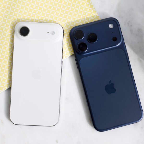 Blick auf ein iPhone Air und ein iPhone 17 Pro Max.