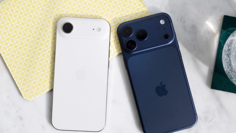 Blick auf ein iPhone Air und ein iPhone 17 Pro Max.