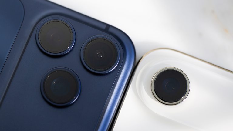 iPhones, Die aktuell erhältlichen Modelle im Vergleich Detailansicht der Kameras bei einem iPhone 17 Pro Max und einem iPhone Air.