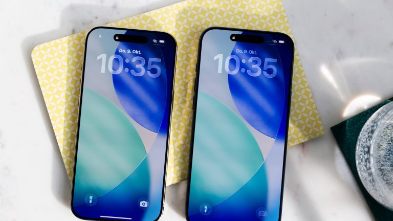 iPhones, Die aktuell erhältlichen Modelle im Vergleich Das iPhone Air und das iPhone 17 Pro Max mit eingeschalteten Displays.