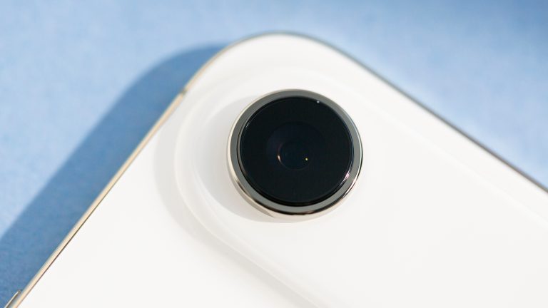 iPhone Air im Praxistest, Apple ist da was auf der Spur Detailansicht der einzelnen Kameralinse bei einem iPhone Air.
