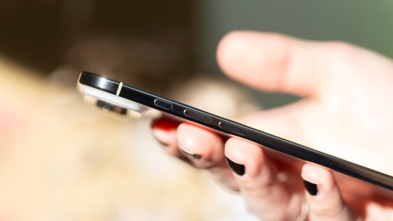 iPhone Air im Praxistest, Apple ist da was auf der Spur Eine Person hält ein iPhone Air in der Hand, das von der Seite zu sehen ist.