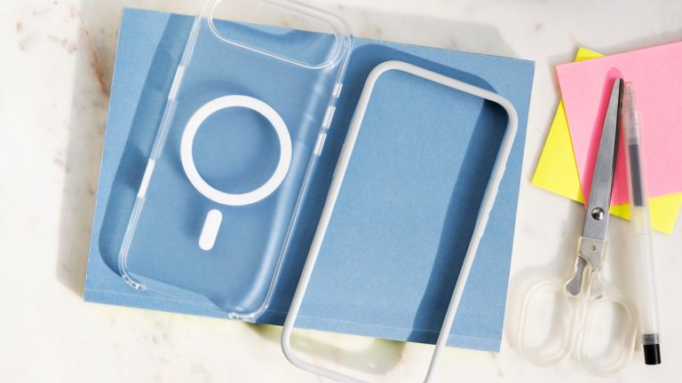 iPhone Air im Praxistest, Apple ist da was auf der Spur Die durchsichtige Hülle und ein Bumper für das iPhone Air liegen nebeneinander auf einem Notizbuch.