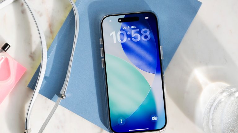 iPhone Air im Praxistest, Apple ist da was auf der Spur Ein iPhone Air liegt in einer durchsichtigen Schutzhülle auf einem Tisch. An der Hülle ist eine Trageschlaufe angebracht.